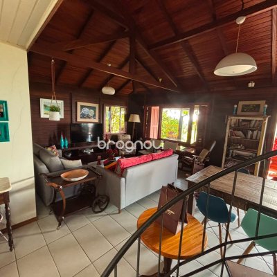 Casa com 458m², 4 quartos (sendo 1 suíte), 3 garagens, no bairro Ponta das Canas em Florianópolis
