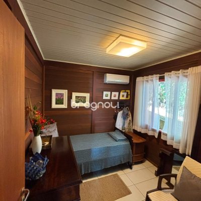Casa com 458m², 4 quartos (sendo 1 suíte), 3 garagens, no bairro Ponta das Canas em Florianópolis