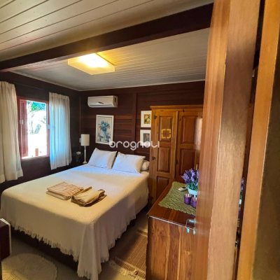 Casa com 458m², 4 quartos (sendo 1 suíte), 3 garagens, no bairro Ponta das Canas em Florianópolis