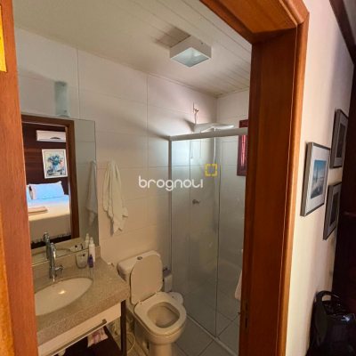 Casa com 458m², 4 quartos (sendo 1 suíte), 3 garagens, no bairro Ponta das Canas em Florianópolis