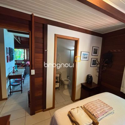 Casa com 458m², 4 quartos (sendo 1 suíte), 3 garagens, no bairro Ponta das Canas em Florianópolis