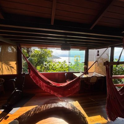 Casa com 458m², 4 quartos (sendo 1 suíte), 3 garagens, no bairro Ponta das Canas em Florianópolis