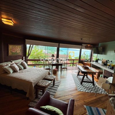 Casa com 458m², 4 quartos (sendo 1 suíte), 3 garagens, no bairro Ponta das Canas em Florianópolis