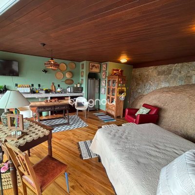Casa com 458m², 4 quartos (sendo 1 suíte), 3 garagens, no bairro Ponta das Canas em Florianópolis
