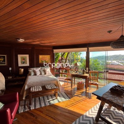 Casa com 458m², 4 quartos (sendo 1 suíte), 3 garagens, no bairro Ponta das Canas em Florianópolis