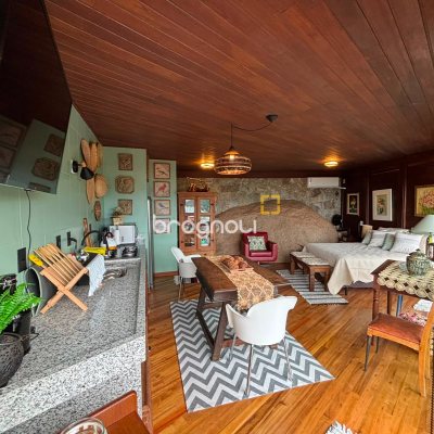 Casa com 458m², 4 quartos (sendo 1 suíte), 3 garagens, no bairro Ponta das Canas em Florianópolis