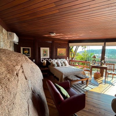 Casa com 458m², 4 quartos (sendo 1 suíte), 3 garagens, no bairro Ponta das Canas em Florianópolis
