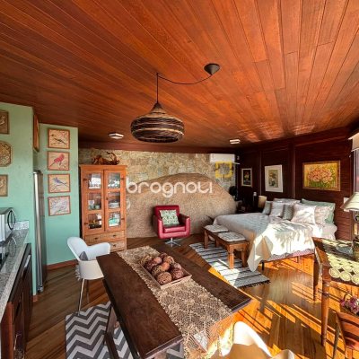 Casa com 458m², 4 quartos (sendo 1 suíte), 3 garagens, no bairro Ponta das Canas em Florianópolis
