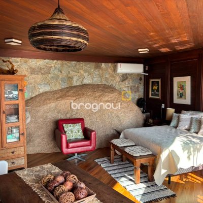 Casa com 458m², 4 quartos (sendo 1 suíte), 3 garagens, no bairro Ponta das Canas em Florianópolis