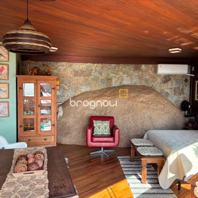 Casa com 458m², 4 quartos (sendo 1 suíte), 3 garagens, no bairro Ponta das Canas em Florianópolis