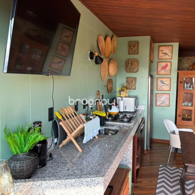 Casa com 458m², 4 quartos (sendo 1 suíte), 3 garagens, no bairro Ponta das Canas em Florianópolis