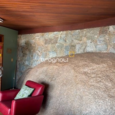 Casa com 458m², 4 quartos (sendo 1 suíte), 3 garagens, no bairro Ponta das Canas em Florianópolis