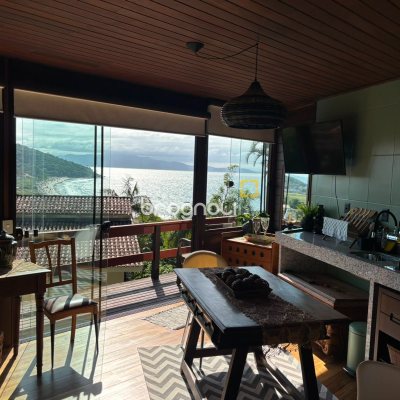 Casa com 458m², 4 quartos (sendo 1 suíte), 3 garagens, no bairro Ponta das Canas em Florianópolis