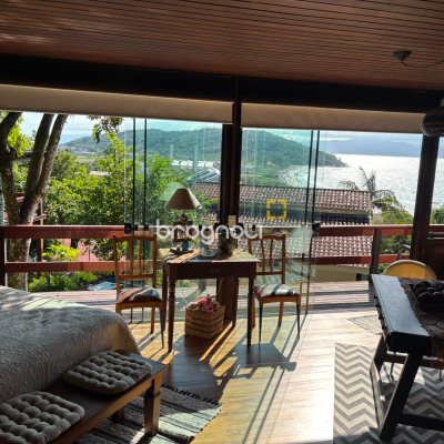 Casa com 458m², 4 quartos (sendo 1 suíte), 3 garagens, no bairro Ponta das Canas em Florianópolis