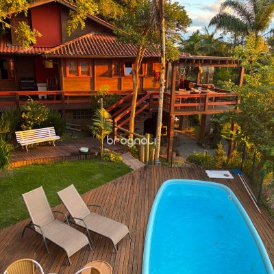 Casa com 458m², 4 quartos (sendo 1 suíte), 3 garagens, no bairro Ponta das Canas em Florianópolis