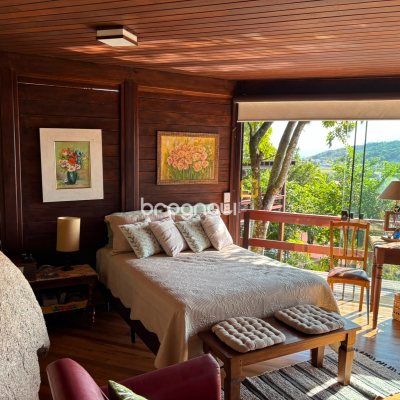 Casa com 458m², 4 quartos (sendo 1 suíte), 3 garagens, no bairro Ponta das Canas em Florianópolis