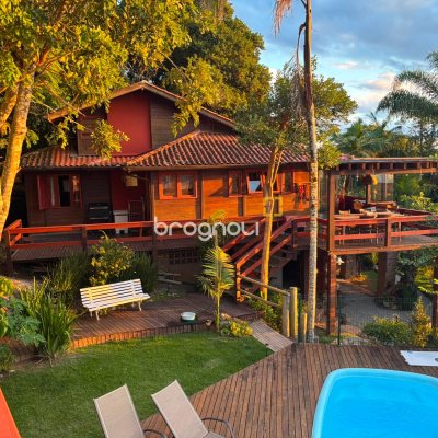 Casa com 458m², 4 quartos (sendo 1 suíte), 3 garagens, no bairro Ponta das Canas em Florianópolis