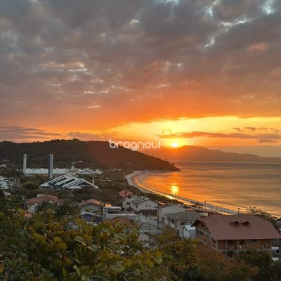 Casa com 458m², 4 quartos (sendo 1 suíte), 3 garagens, no bairro Ponta das Canas em Florianópolis