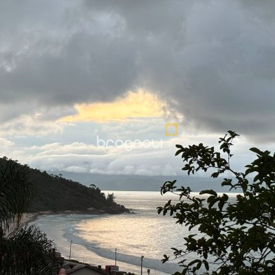 Casa com 458m², 4 quartos (sendo 1 suíte), 3 garagens, no bairro Ponta das Canas em Florianópolis
