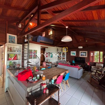 Casa com 458m², 4 quartos (sendo 1 suíte), 3 garagens, no bairro Ponta das Canas em Florianópolis