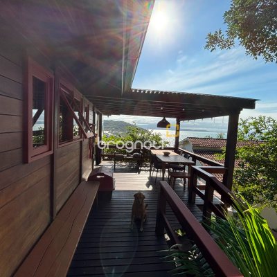 Casa com 458m², 4 quartos (sendo 1 suíte), 3 garagens, no bairro Ponta das Canas em Florianópolis