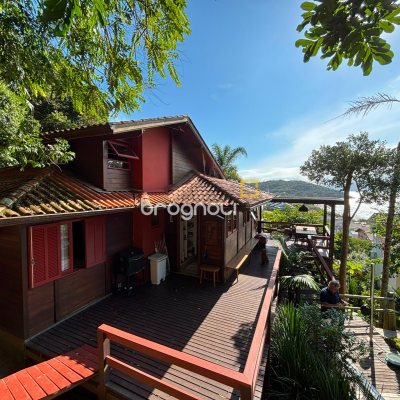 Casa com 458m², 4 quartos (sendo 1 suíte), 3 garagens, no bairro Ponta das Canas em Florianópolis