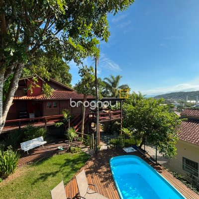 Casa com 458m², 4 quartos (sendo 1 suíte), 3 garagens, no bairro Ponta das Canas em Florianópolis