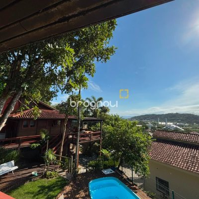 Casa com 458m², 4 quartos (sendo 1 suíte), 3 garagens, no bairro Ponta das Canas em Florianópolis