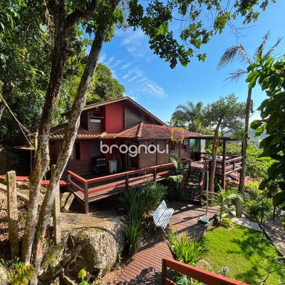 Casa com 458m², 4 quartos (sendo 1 suíte), 3 garagens, no bairro Ponta das Canas em Florianópolis
