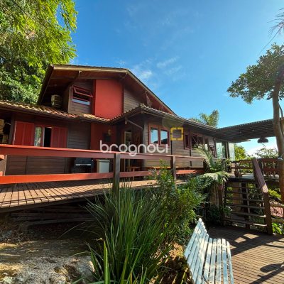 Casa com 458m², 4 quartos (sendo 1 suíte), 3 garagens, no bairro Ponta das Canas em Florianópolis
