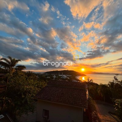 Casa com 458m², 4 quartos (sendo 1 suíte), 3 garagens, no bairro Ponta das Canas em Florianópolis