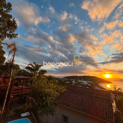 Casa com 458m², 4 quartos (sendo 1 suíte), 3 garagens, no bairro Ponta das Canas em Florianópolis