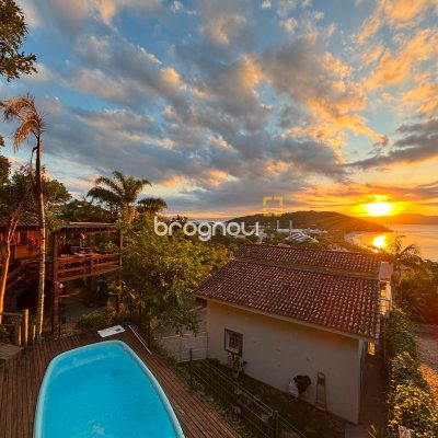Casa com 458m², 4 quartos (sendo 1 suíte), 3 garagens, no bairro Ponta das Canas em Florianópolis