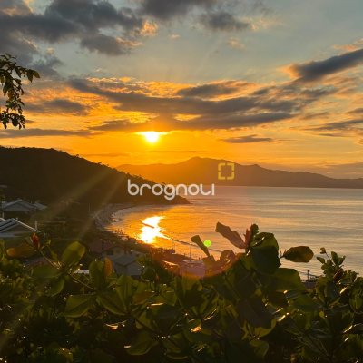 Casa com 458m², 4 quartos (sendo 1 suíte), 3 garagens, no bairro Ponta das Canas em Florianópolis