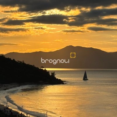 Casa com 458m², 4 quartos (sendo 1 suíte), 3 garagens, no bairro Ponta das Canas em Florianópolis