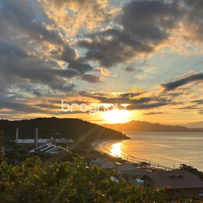 Casa com 458m², 4 quartos (sendo 1 suíte), 3 garagens, no bairro Ponta das Canas em Florianópolis