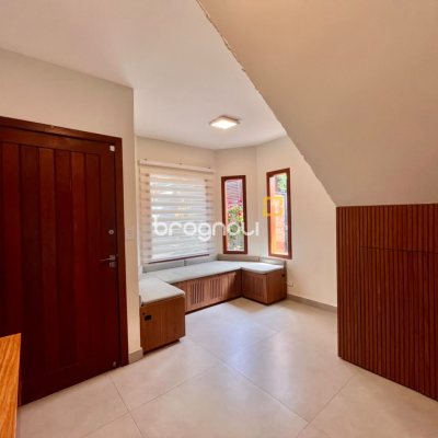 Casa com 249m², 3 quartos (sendo 2 suítes), 2 garagens, no bairro Rio Tavares em Florianópolis
