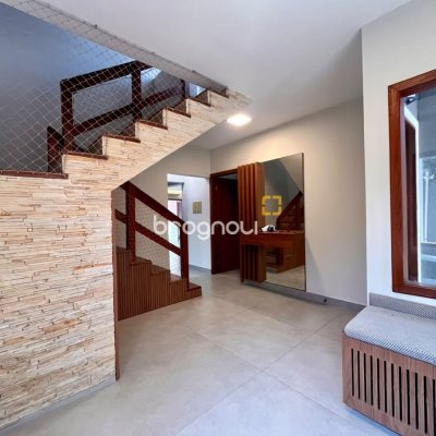 Casa com 249m², 3 quartos (sendo 2 suítes), 2 garagens, no bairro Rio Tavares em Florianópolis