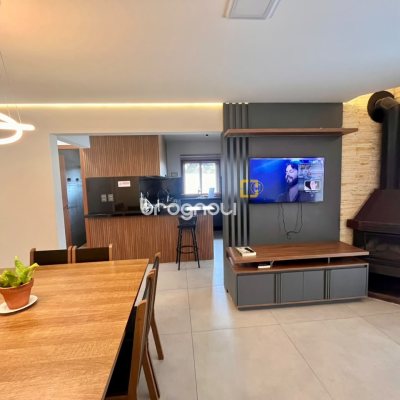 Casa com 249m², 3 quartos (sendo 2 suítes), 2 garagens, no bairro Rio Tavares em Florianópolis