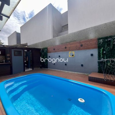 Casa com 249m², 3 quartos (sendo 2 suítes), 2 garagens, no bairro Rio Tavares em Florianópolis