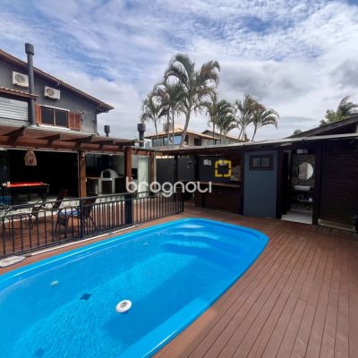 Casa com 249m², 3 quartos (sendo 2 suítes), 2 garagens, no bairro Rio Tavares em Florianópolis