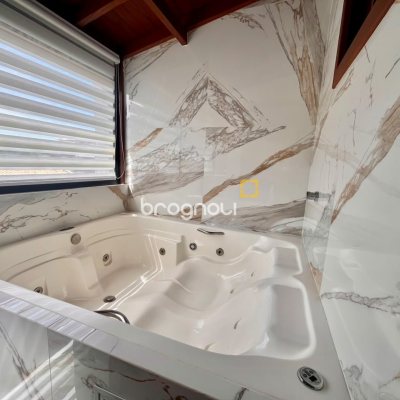 Casa com 249m², 3 quartos (sendo 2 suítes), 2 garagens, no bairro Rio Tavares em Florianópolis