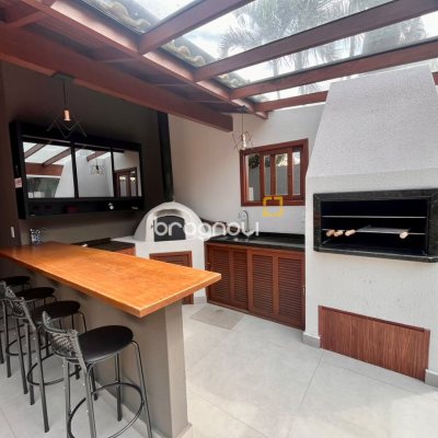 Casa com 249m², 3 quartos (sendo 2 suítes), 2 garagens, no bairro Rio Tavares em Florianópolis