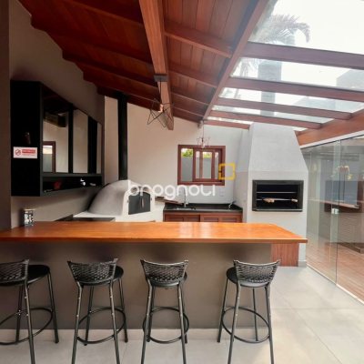 Casa com 249m², 3 quartos (sendo 2 suítes), 2 garagens, no bairro Rio Tavares em Florianópolis