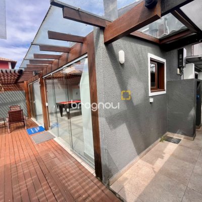 Casa com 249m², 3 quartos (sendo 2 suítes), 2 garagens, no bairro Rio Tavares em Florianópolis