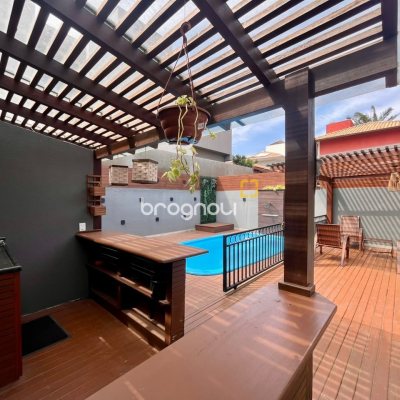 Casa com 249m², 3 quartos (sendo 2 suítes), 2 garagens, no bairro Rio Tavares em Florianópolis