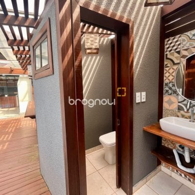 Casa com 249m², 3 quartos (sendo 2 suítes), 2 garagens, no bairro Rio Tavares em Florianópolis