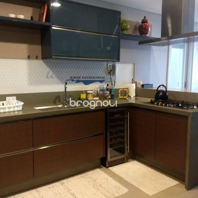Apartamento com 171m², 3 quartos (sendo 3 suítes), 2 garagens, no bairro Jurerê Internacional em Florianópolis