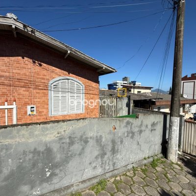 Casa com 83m², 2 quartos, 2 garagens, no bairro Saco dos Limões em Florianópolis