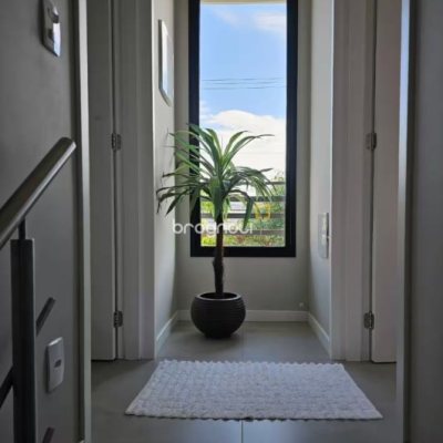 Casa com 79m², 2 quartos (sendo 2 suítes), 1 garagem, no bairro Cachoeira do Bom Jesus em Florianópolis